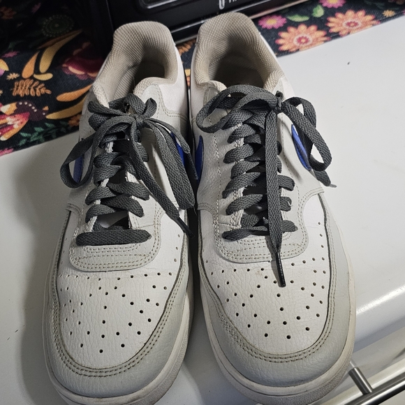 Shoes - Picture 2 of 5